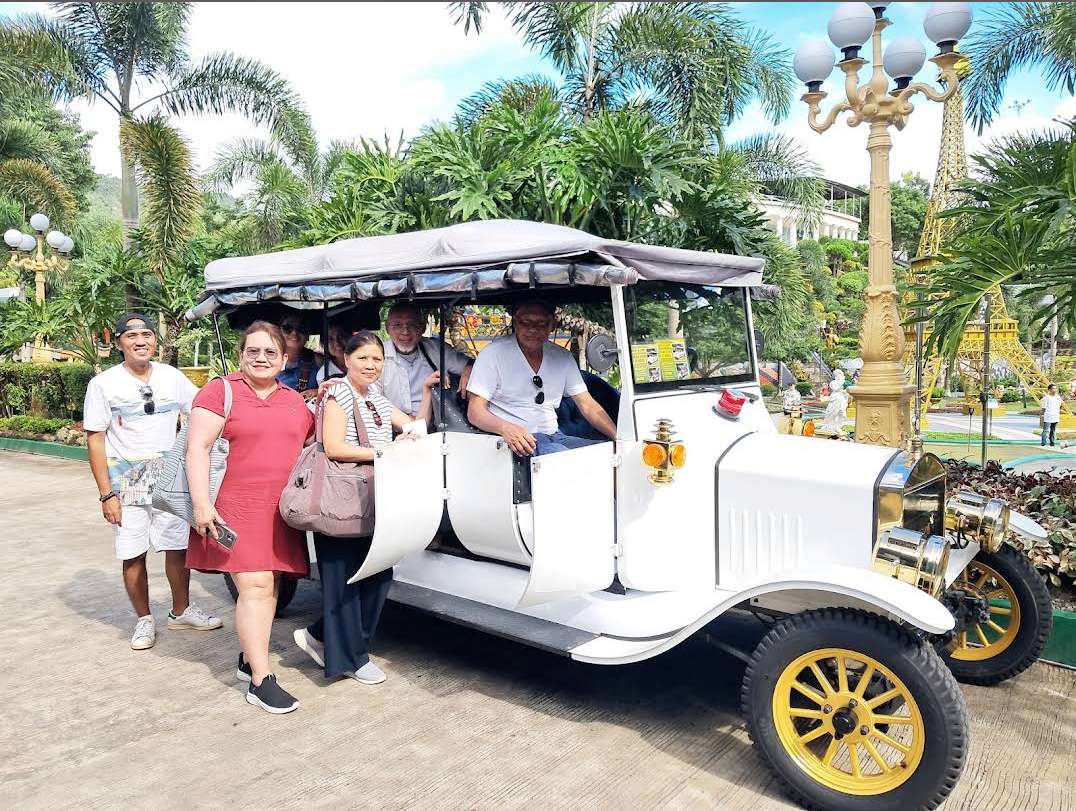 Tourists take photos with YATIAN electric sightseeing shuttle at Philippine famous tourist attraction